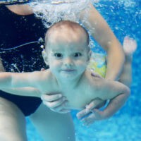 Babyschwimmen – ab wann und warum