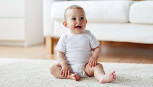 Wann beginnt ein Baby zu sitzen