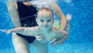 Babyschwimmen – ab wann und warum