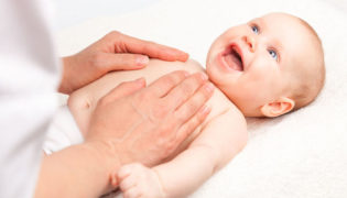 Babymassage beugt Blähungen beim Kind vor