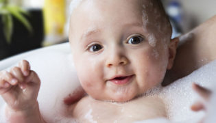 Ein Baby baden und wickeln